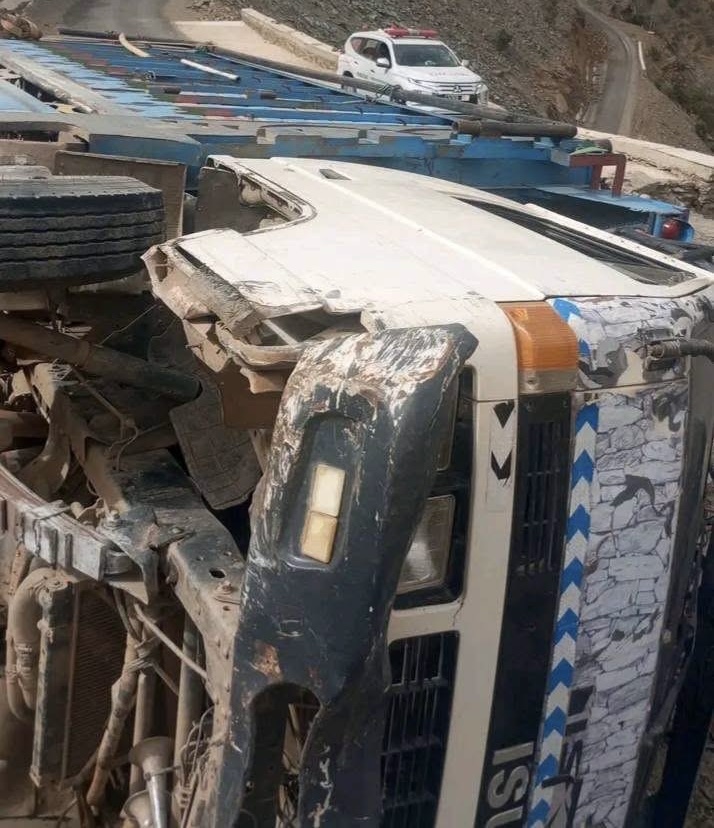 إقليم الحوز.. مصرع شخص وإصابة آخرين في حادثة انقلاب شاحنة خفيفة بأمكدال