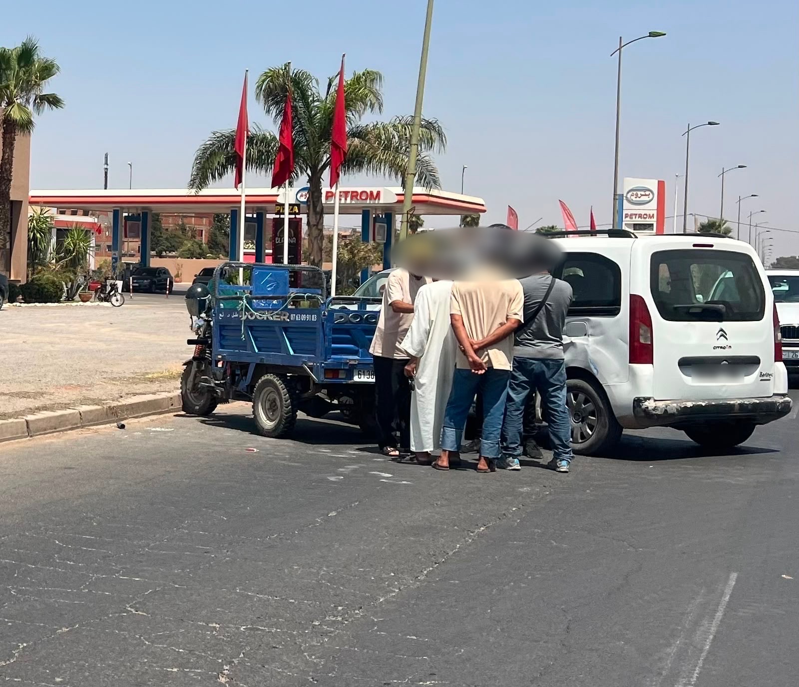 اصطدام بين سيارة و«تريبورتور» على طريق مراكش-أوريكة