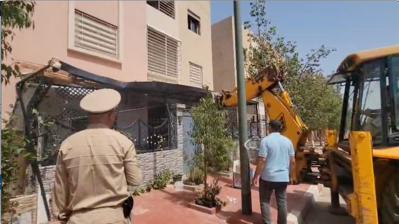 بالفيديو.. السلطة المحلية بالشريفية بمراكش تتدخل لإزالة بنايات غير قانونية بإقامة الإيمان
