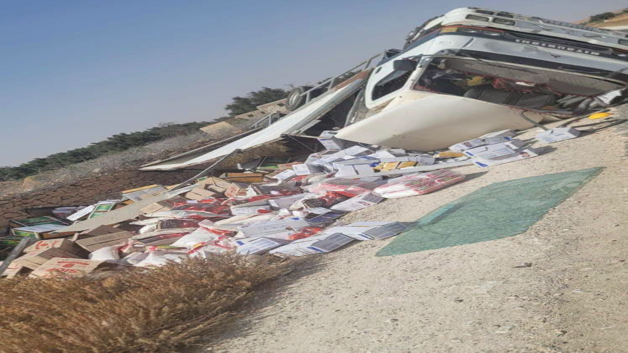 اقليم الصويرة.. حادث انحراف وانقلاب شاحنة على الطريق الرابطة بين الكريمات وأولاد امرابط