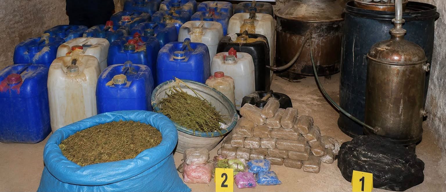 الصويرة.. تفكيك مصنع سري لـ”ماء الحياة” وحجز طن و200 لتر