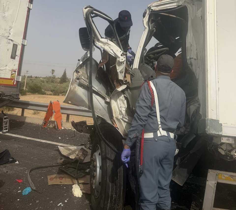 مصرع سائق شاحنة في حادث اصطدام مروع بالطريق السيار قرب سيدي الزوين
