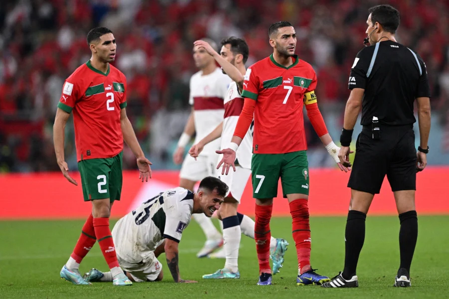 الحكم الذي أشهر 10 بطاقات حمراء يقود قمة المغرب وفرنسا