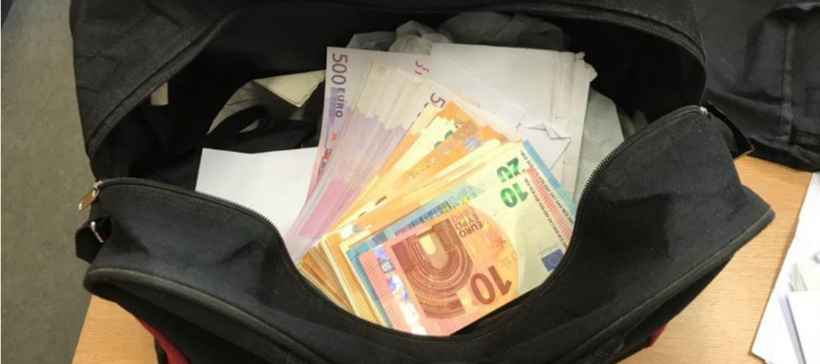 تركيا.. عامل نظافة يعثر على حقيبة تحتوي على ممتلكات بقيمة 3.5 مليون ليرة ويسلمها للشرطة
