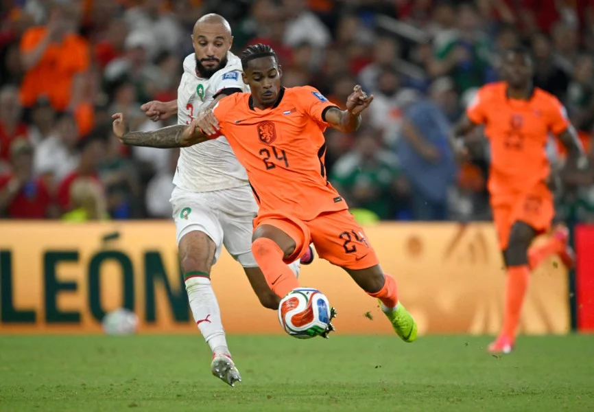 الاتحاد الهولندي يقدّم دعوى قضائية بسبب اساءات عنصرية بعد الخروج أمام المغرب