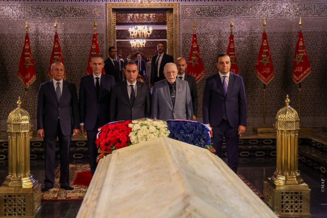 الوزير الأول الفرنسي يزور ضريح محمد الخامس