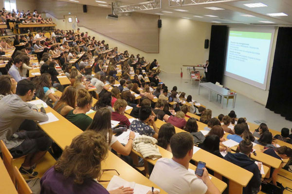 منتدى رؤساء الجامعات ينفي المساس بمجانية التعليم العالي ويحدد ضوابط رسوم “التوقيت الميسر”