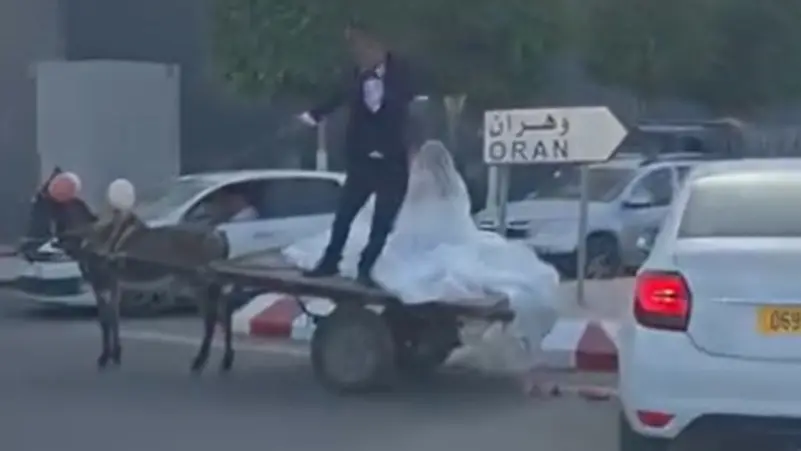 نقل عريس لعروسه بـ”كرويلة” يفتح الجدل حول تكاليف الأعراس