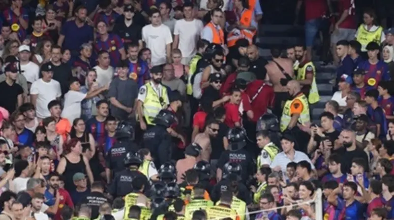 لهذا السبب اشتبكت جماهير برشلونة ومشجعي الأهلي