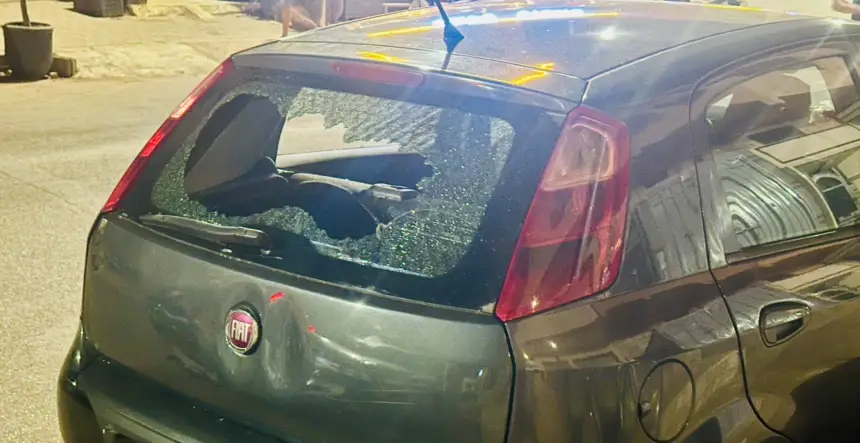 خسائر مادية إثر اعتداء شخص على سيارات ومحل تجاري بحي المحاميد بمراكش