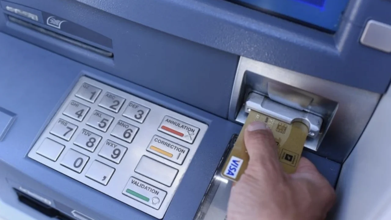 محكمة البيضاء تقضي بتعويض زبون بـ5000 درهم بعد ابتلاع الشباك البنكي لبطاقته