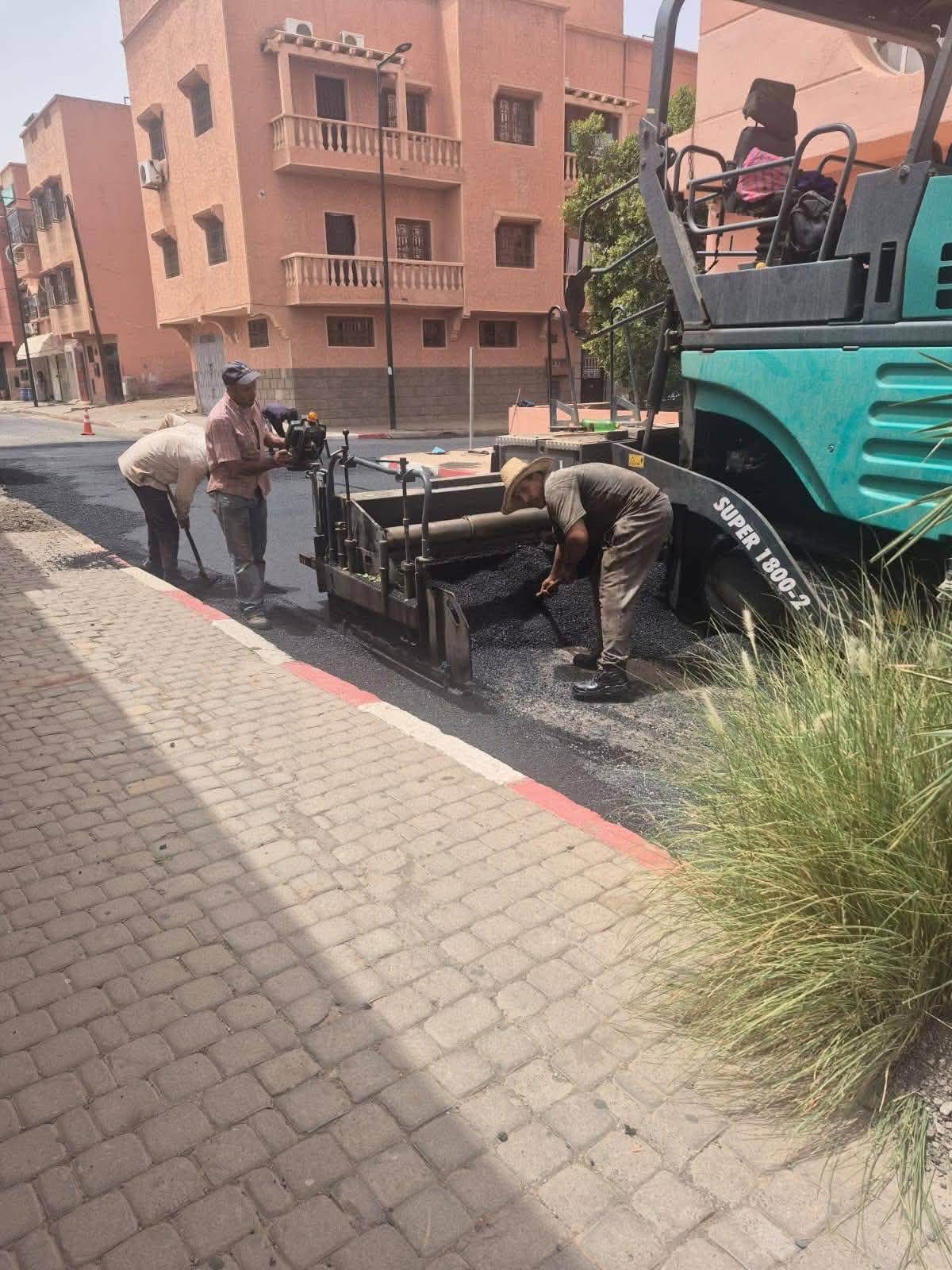 أشغال إصلاح وتزفيت متواصلة بعدد من أحياء مقاطعة جليز بمراكش