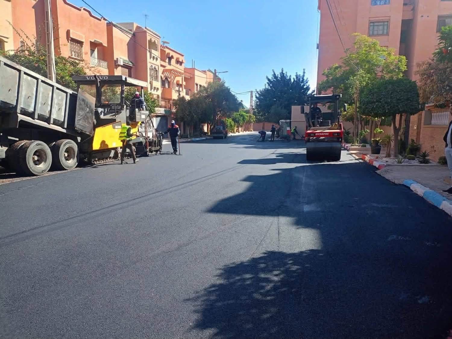 استمرار أشغال تزفيت الطرق والممرات بمقاطعة جليز بمراكش