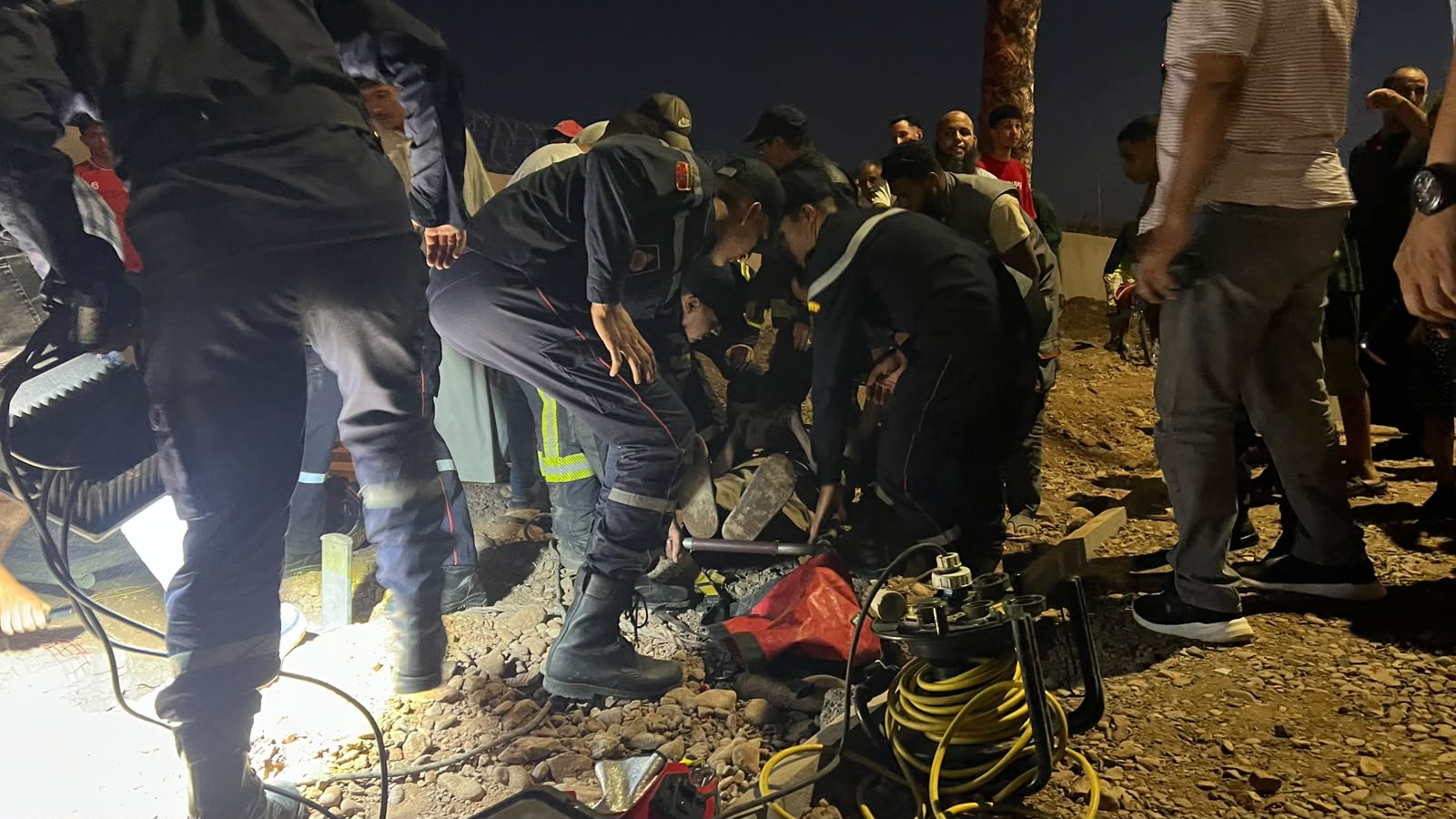 مراكش.. نقل سبعيني للمستشفى إثر سقطوه بحفرة ورش بشارع كَماسة وتساؤلات حول معايير السلامة