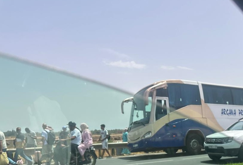 انفجار عجلات حافلة لنقل المسافرين بقنطرة تانسيفت مراكش دون تسجيل إصابات