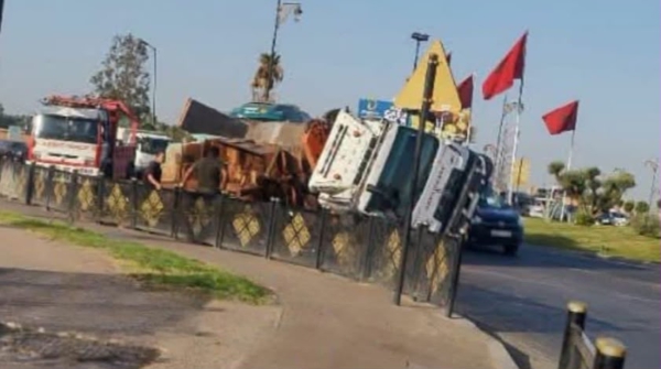 مراكش.. انقلاب شاحنة محملة بمعدات حفر الآبار بمدار واحة سيدي إبراهيم