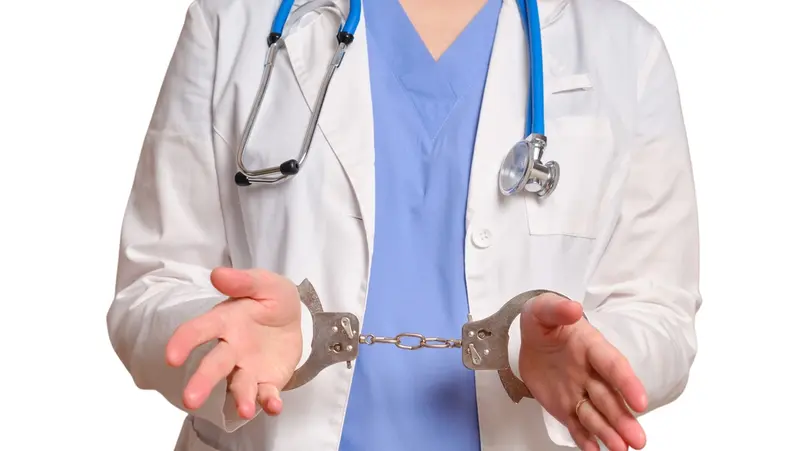 عالجوا بالإبر والأعشاب.. إيقاف صينيين انتحلوا صفة أطباء