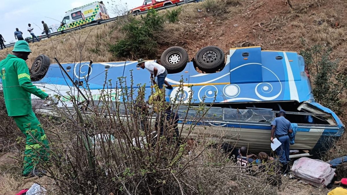 زيمبابوي.. 27 قتيلا في اصطدام بين حافلة صغيرة وشاحنة