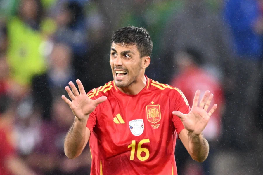 رودري يصل إلى برشلونة تمهيدا لتحقيق “حلم” اللعب مع النادي الكاتالوني