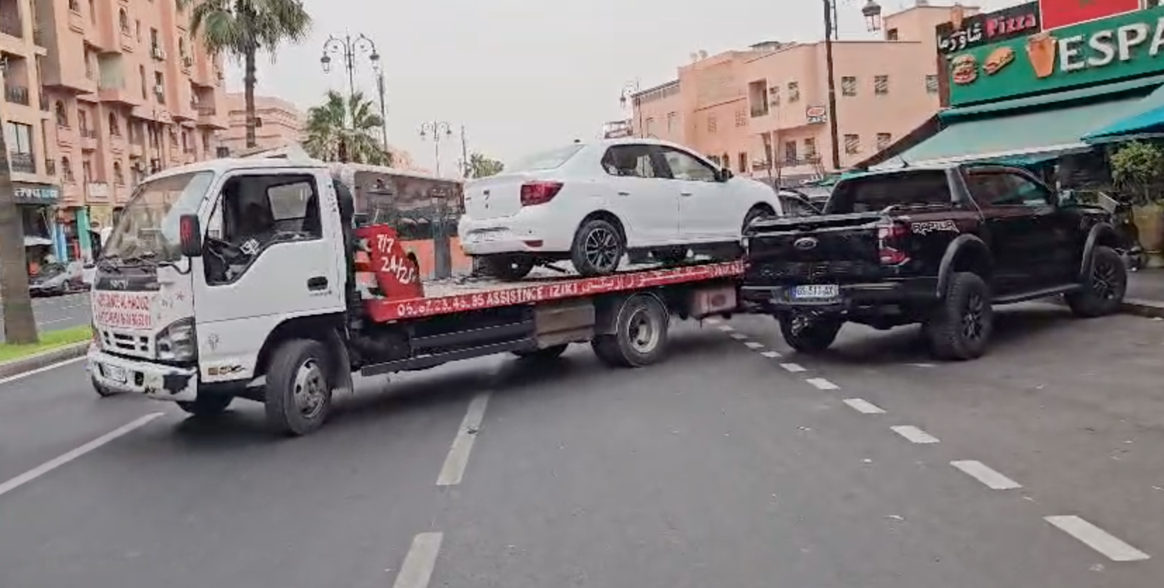بالفيديو.. تدخل أمني وديباناج لإزالة السيارات المركونة بشارع علال الفاسي بمراكش