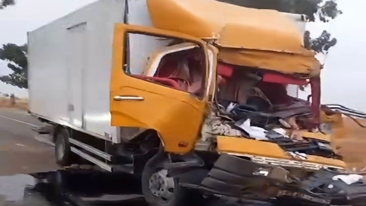 إصابة شخص وخسائر مادية بليغة في حادث اصطدام بين شاحنتين بين ابن جرير وصخور الرحامنة