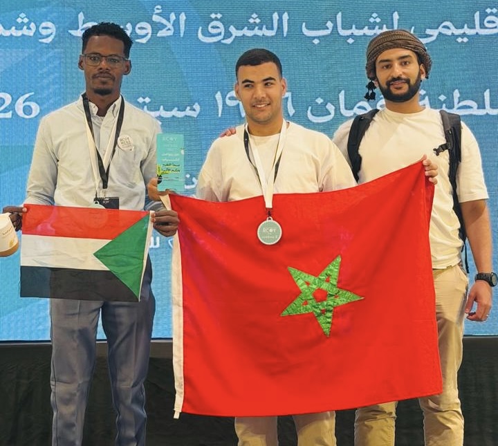 طالب بجامعة القاضي عياض يتصدر الترتيب الوطني في مؤتمر الشباب حول المناخ بسلطنة عمان
