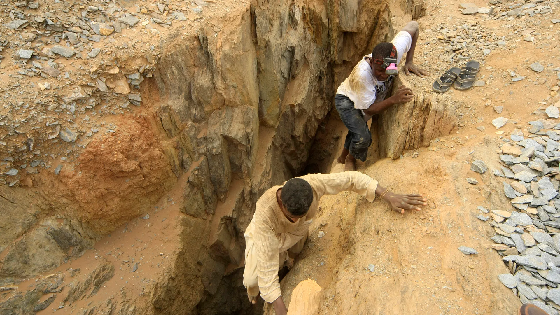 60 قتيلاً بانهيار منجم ذهب في السودان والبحث عن عالقين