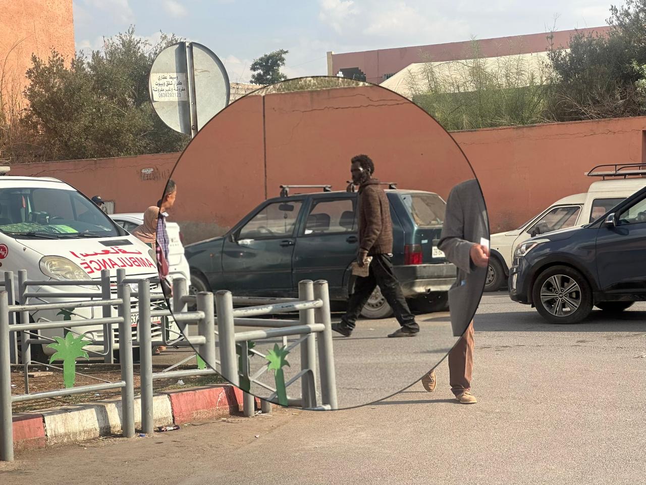 مراكش.. دعوات للتدخل بشأن مهاجر يعاني اضطرابات عقلية بمحيط المستشفى الجامعي محمد السادس
