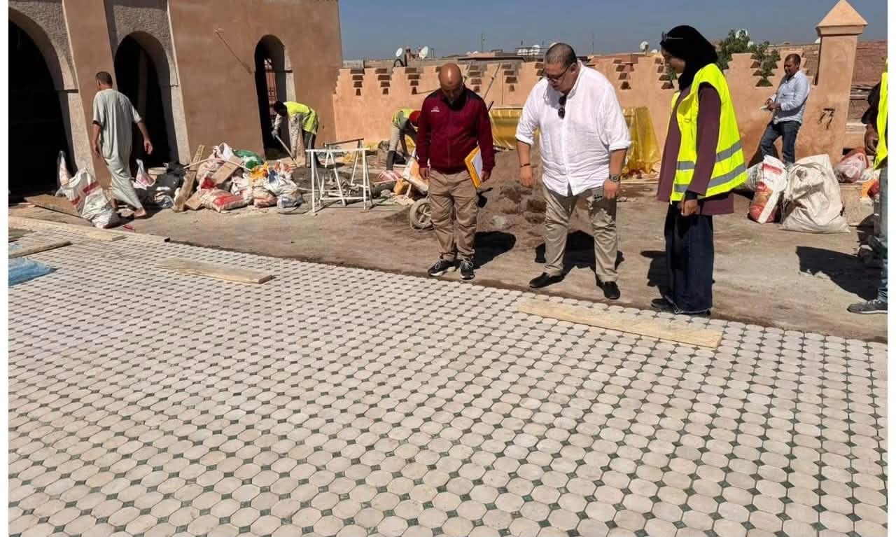 مراكش.. عبد الرحمان وافا رئيس جماعة المشور القصبة يتفقد أشغال تهيئة طريق باب أحمر تمهيداً لافتتاحها