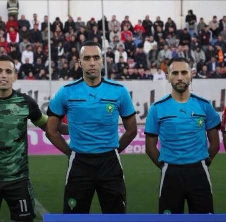 الحكم إدريس زين يقود مباراة فريق الكوكب المراكشي وضيفه الدفاع الجديدي