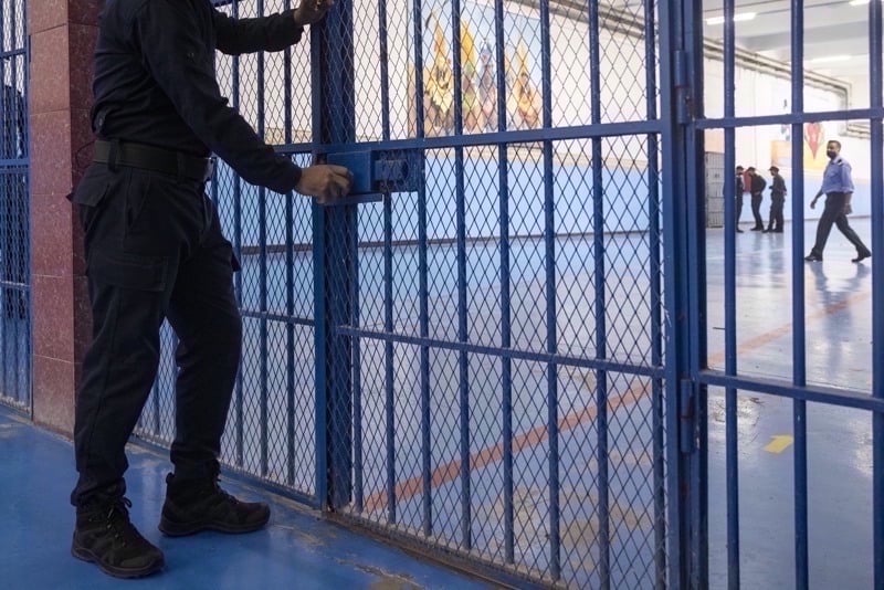 سطات.. إيداع نائب رئيسة جماعة السجن ومتابعة أستاذ جامعي في سراح بكفالة في ملف “ماستر الحقوق”