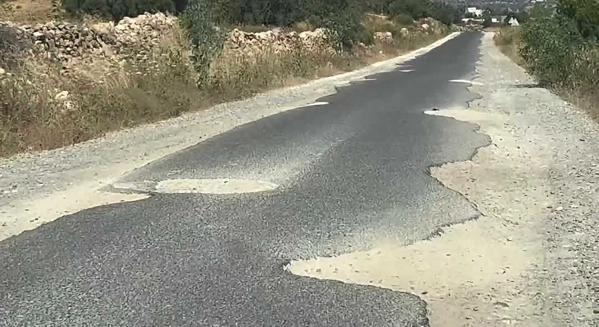 الطريق الجهوية رقم 2202 بإقليم الصويرة.. شريان حيوي يواجه التدهور ومعاناة مستعملي الطريق تتفاقم