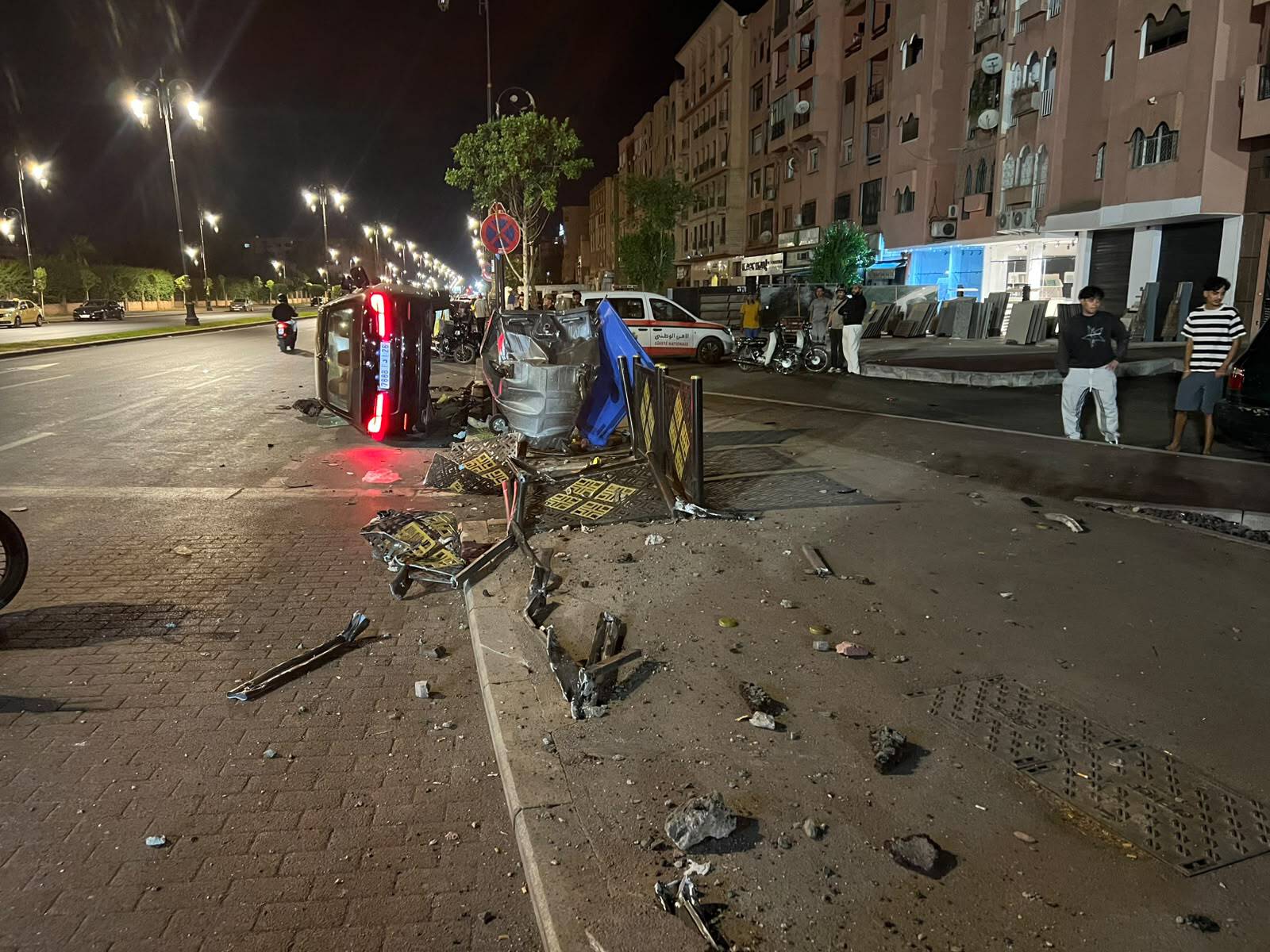 انقلاب سيارة وتضرر مرافق عمومية إثر حادثة سير بشارع مولاي عبد الله بمراكش