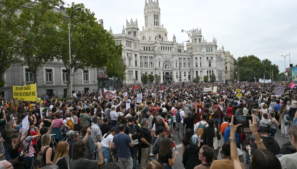 250 ألف متظاهر في مدريد يطالبون بتحسين المعاشات وسط تحذيرات من استغلال الاحتجاجات