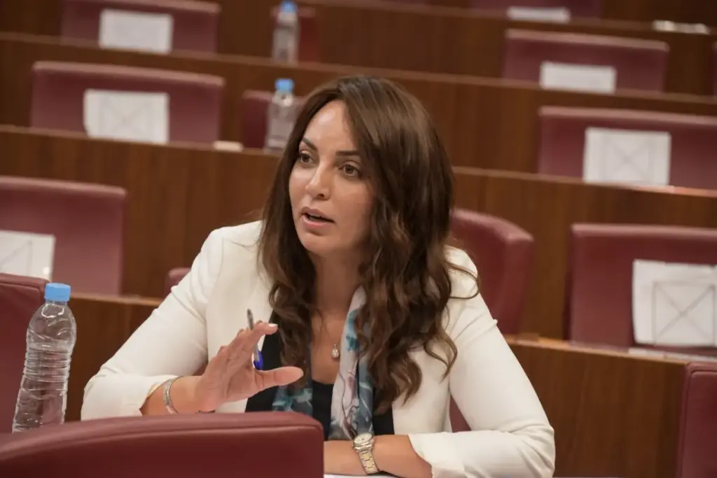 الحكومة تؤكد أن طلب إعفاء الوزيرة المنتدبة ماديحة خيير جاء حرصاً على استكمال مسار تشكيلها الدستوري