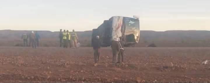 زاكورة.. مصرع 4 أشخاص وإصابة 22 آخرين في انقلاب حافلة مسافرين قادمة من مراكش