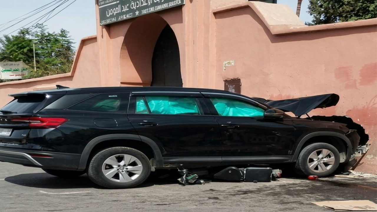 سيارة رباعية الدفع تصطدم بجدار مدرسة بالمدينة القديمة بمراكش ونجاة سائق دراجة بأعجوبة