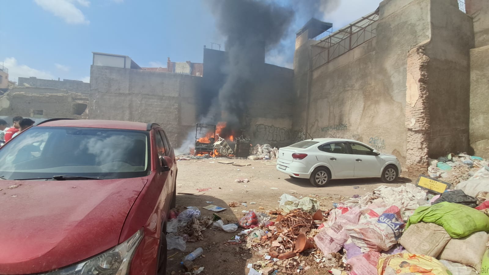 مراكش.. إخماد حريق اندلع بدراجة ثلاثية العجلات بموقف للسيارات بحي السبتيين