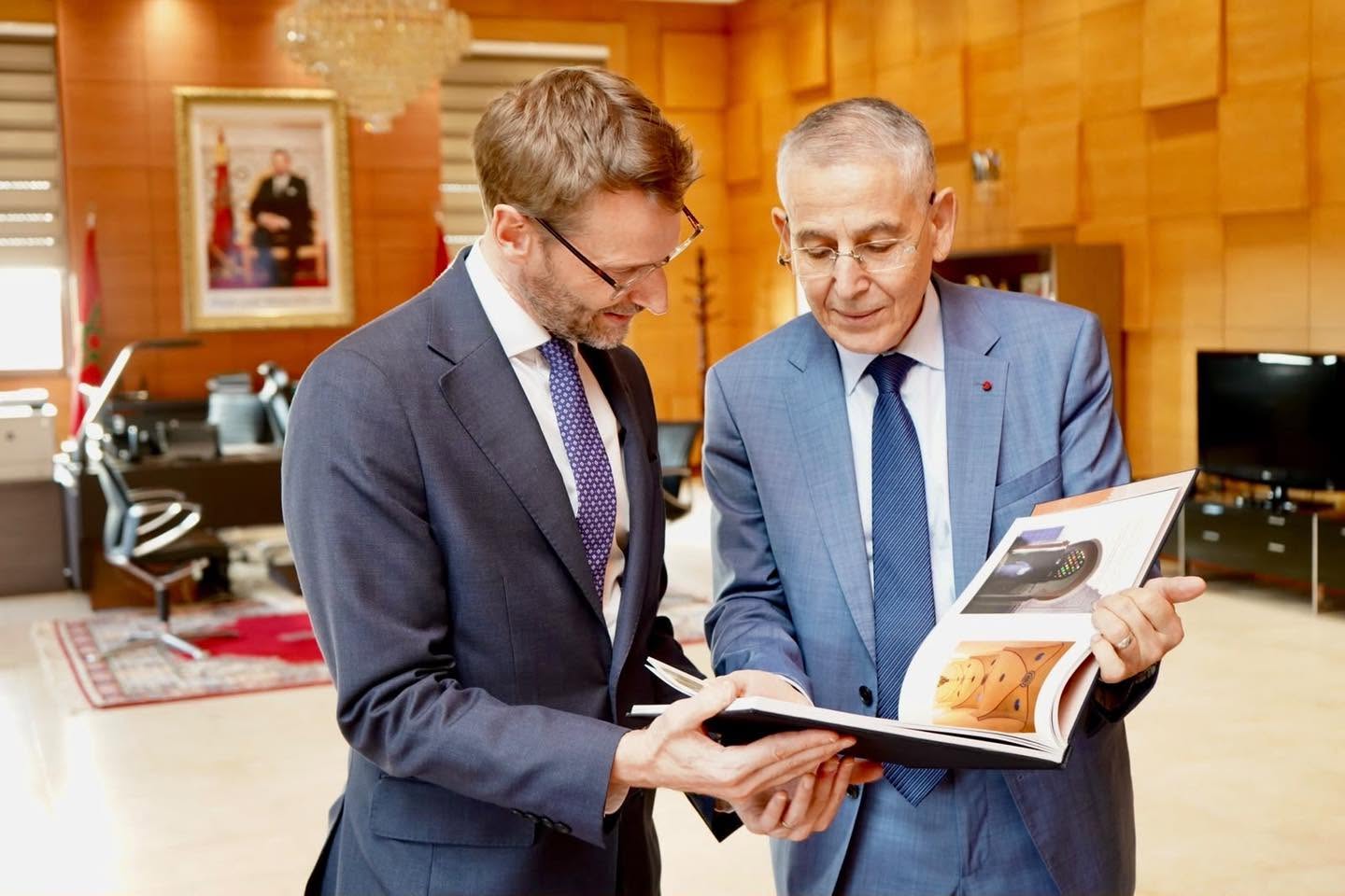 والي جهة مراكش اسفي يجري مباحثات مع السفير البريطاني لبحث فرص الشراكة والاستعدادات لكأس العالم 2030