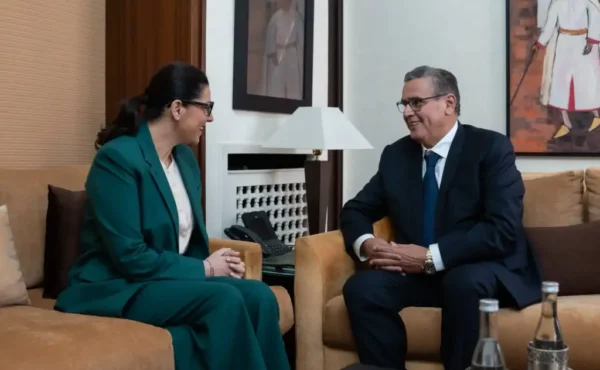 فاطمة الزهراء المنصوري تتسلم السلط من عزيز أخنوش بمقر رئاسة الحكومة بالرباط